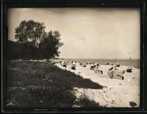 Fotografie unbekannter Fotograf, Ansicht Timmendorfer Strand, Strandkörbe mit n