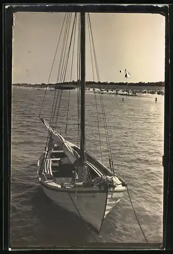 Fotografie unbekannter Fotograf, Ansicht Prerow / Darss, Blick von der Seebrücke, Segelboot