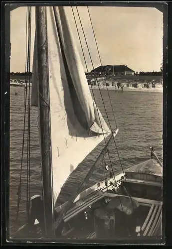 Fotografie unbekannter Fotograf, Ansicht Prerow / Darss, Segelboot vor dem Strandbad