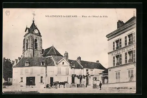 AK Villeneuve-la-Guyard, Place de l`Hôtel-de-Ville