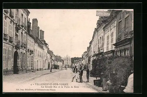 AK Villeneuve-sur-Yonne, La Grande Rue et la Porte de Sens