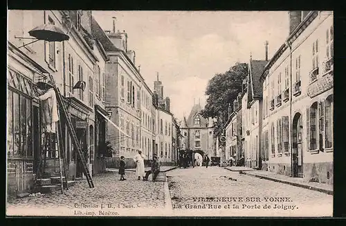 AK Villeneuve-sur-Yonne, La Grand Rue et la Porte de Joigny