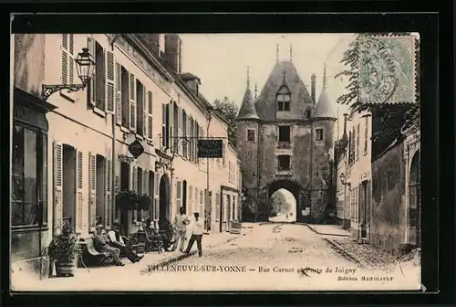 AK Villeneuve-sur-Yonne, Rue Carnot et Porte de Joigny