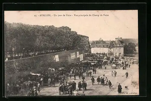 AK Avallon, Un jour de Foire, Vue principiale du Champ de Foire