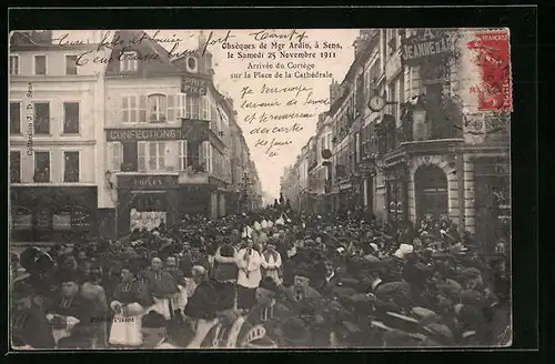 AK Sens, Obséques de Mgr Ardin, 25 Novembre 1911, Arrivee du Cortege sur la Place de la Cathedrale