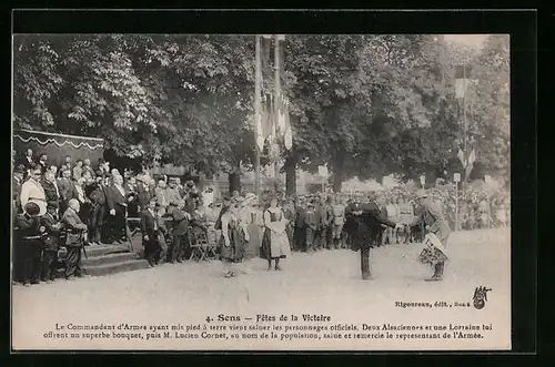 AK Sens, Fetes de la Victoire, La Commandant d'Armes ayant mis pied a terre vient saluer les personnages Officiels