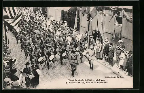 AK Sens, Fetes de la Victoire 3 Aout 1919, Musique du 89e, Rue de la Republique