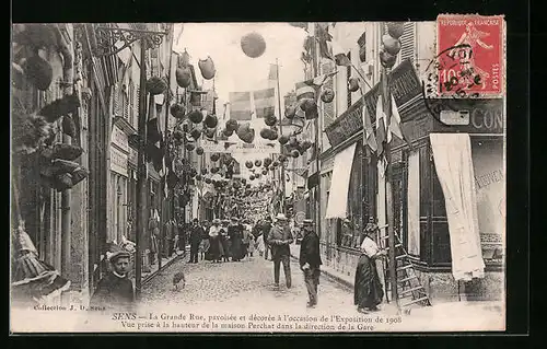 AK Sens, La Grande Rue, pavoisee et decoree a l'occasion de l'Exposition de 1908