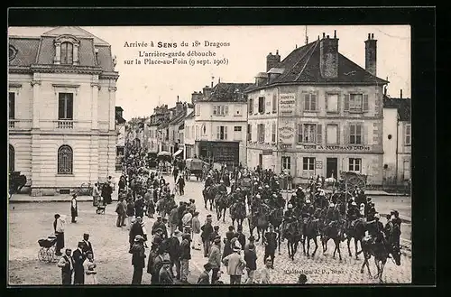 AK Sens, Arrive du 18e Dragons, Lárrierre-garde debouche sur la Place-au-Foin, 9 sept. 1905
