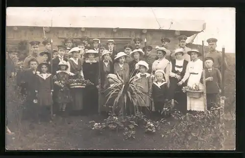 Foto-AK Apolda, Soldaten in Uniform mit Blumenmädchen und edlen Damen, 1916