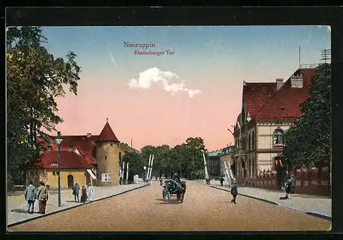AK Neuruppin, Strassenpartie am Rheinsbürger Tor