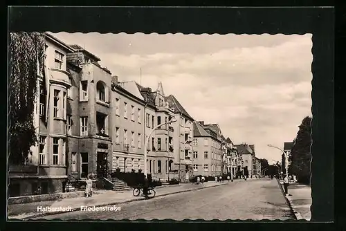 AK Halberstadt, Friedenstrasse mit Passanten