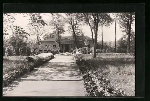 AK Zörbig /Kr. Bitterfeld, Park mit Gebäude