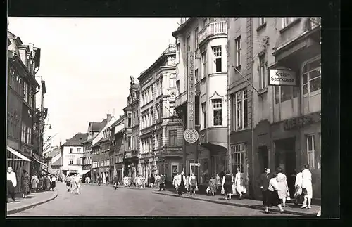 AK Pössneck, Breitestrasse mit Passanten
