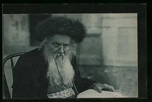 AK Rabbi mit grauem Bart und Pelzmütze fragend in die Kamera blickend