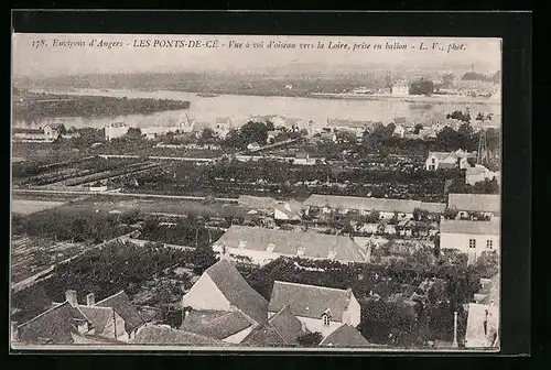 AK Les Ponts-de Cé, Vue a vol d`oiseau vers la Loire, prise en ballon