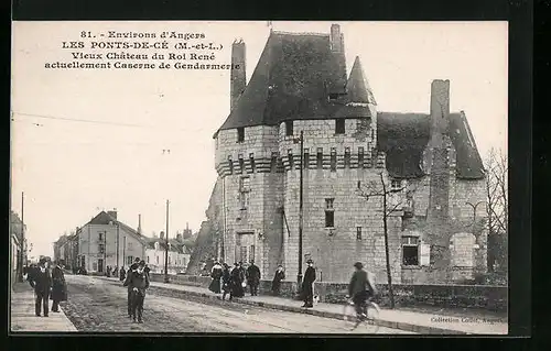 AK Les Ponts-de Cé, Vieux Chateau du Roi René actuellement Caserne de Gendarmerie