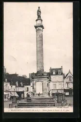 AK Beaufort-en-Vallée, Statue Jeanne de Laval