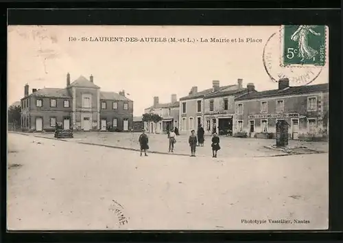 AK St-Laurent-des-Autels, La Mairie et la Place