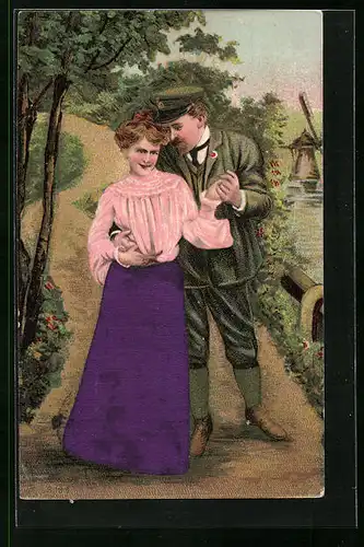 Präge-AK Liebespaar beim Spaziergang, Kleid aus Stoff