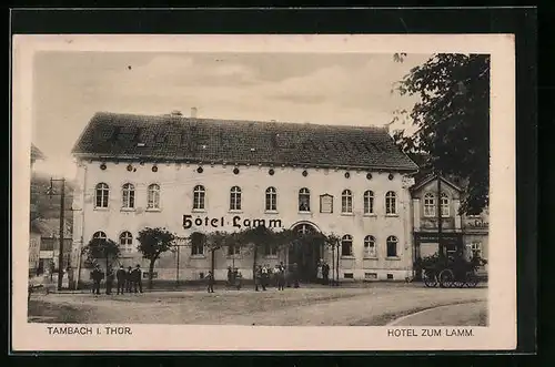 AK Tambach i. Thür., Hotel zum Lamm mit Strassenpartie und Kutsche