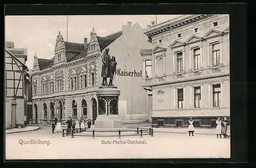 AK Quedlinburg, Guts-Muths-Denkmal mit Hotel Kaiserhof