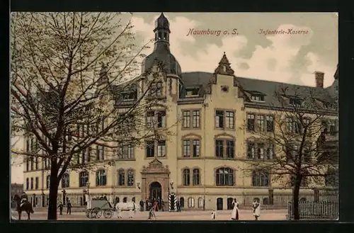AK Naumburg a. S., Passanten vor der Infanterie-Kaserne