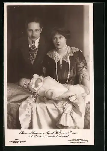 AK Prinz und Prinzessin August Wilhelm von Preussen mit Prinz Alexander Ferdinand