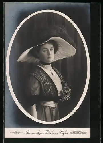 AK Prinzessin August Wilhelm von Preussen, Porträt mit grossen Federhut und Blumenbrosche