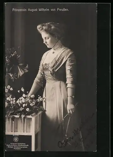 AK Prinzessin August Wilhelm von Preussen mit Blumen