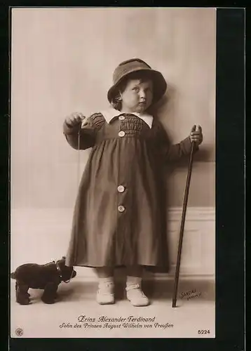 AK Prinz Alexander Ferdinand, Sohn des Prinzen August Wilhelm von Preussen im Kindesalter mit Gehstock und Plüschtier