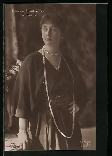 AK Prinzessin August Wilhelm von Preussen im Kleid mit langer Kette