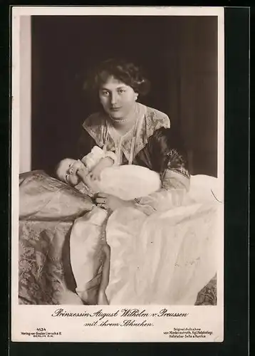 AK Prinzessin August Wilhelm von Preussen mit ihrem neugeborenen Söhnchen