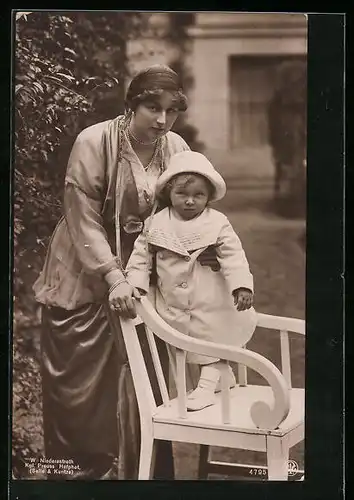 AK Prinzessin August Wilhelm von Preussen mit Sohn auf Stuhl stehend