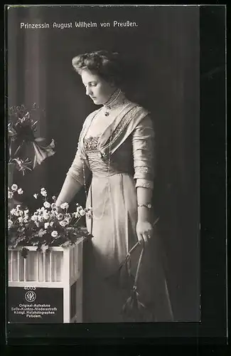AK Prinzessin August Wilhelm von Preussen mit Blumen in der Hand