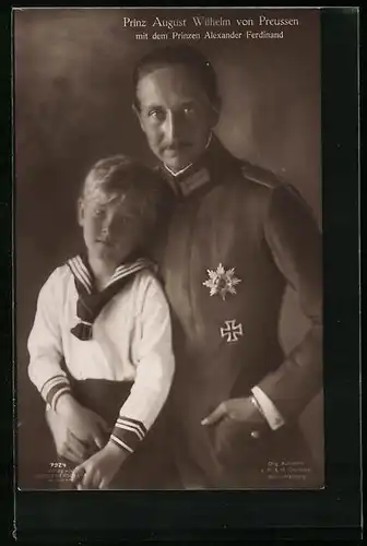 AK Prinz August Wilhelm von Preussen mit dem Prinzen Alexander Ferdinand im Matrosen-Kostüm