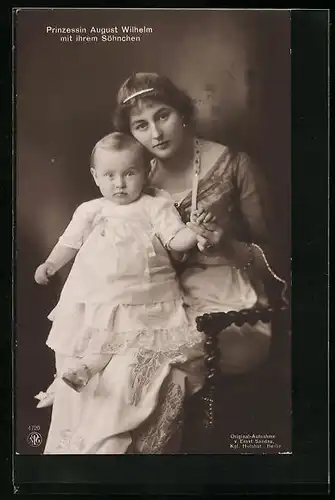 AK Prinzessin August Wilhelm von Preussen mit ihrem Söhnchen im weissen Kleid