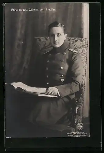 AK Prinz August Wilhelm von Preussen in jungen Jahren auf Sessel sitzend