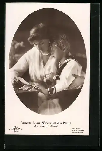 AK Prinzessin August Wilhelm umarmt ihren Sohn Prinz Alexander Ferdinand