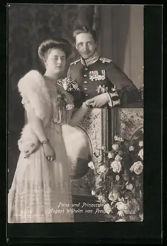 AK Prinz und Prinzessin August Wilhelm von Preussen in prunkvollen Gewändern mit Blumenschmuck