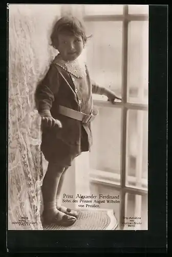 AK Prinz Alexander Ferdinand, Sohn des Prinzen August Wilhelm von Preussen auf Stuhl am Fenster stehend