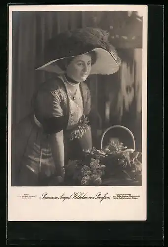 AK Prinzessin August Wilhelm von Preussen, lächelnd mit Federhut
