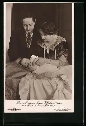 AK Prinz und Prinzessin August Wilhelm von Preussen mit Prinz Alexander Ferdinand