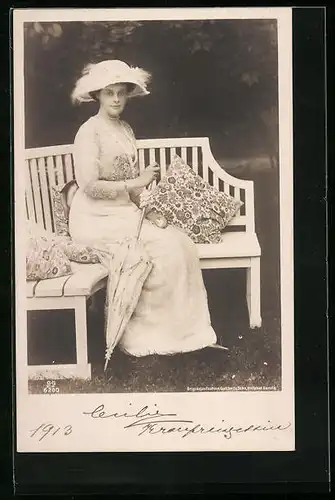 AK Kronprinzessin Cecilie mit Stockschirm auf einer Bank
