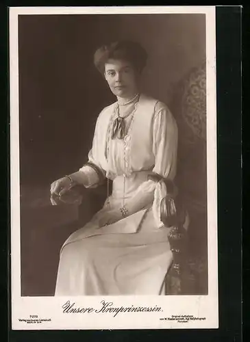AK Kronprinzessin Cecilie auf einem Sitzmöbel am Tisch