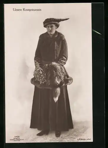 AK Kronprinzessin Cecilie im Mantel mit Muff