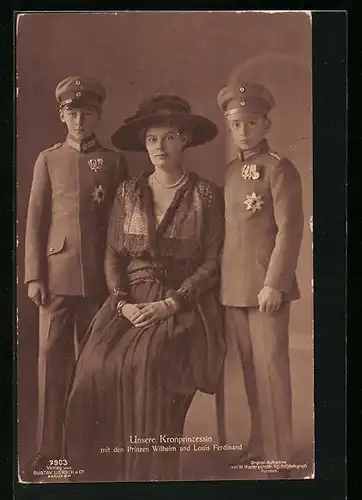 AK Kronprinzessin Cecilie mit den Prinzen Wilhelm und Louis Ferdinand in Uniformen