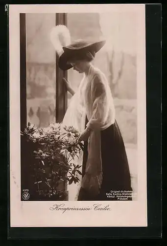 AK Kronprinzessin Cecilie mit Hut und blühender Pflanze