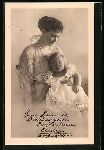 AK Kronprinzessin Cecilie mit kleinem Mädchen im Arm