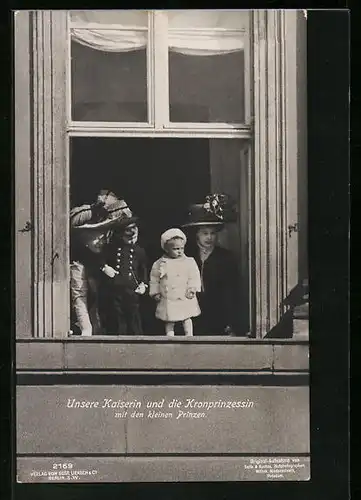 AK Unsere Kaiserin und die Kronprinzessin mit den kleinen Prinzen an einem Fenster